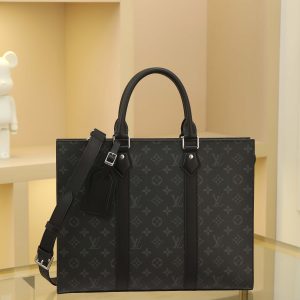 This Sac Plat Horizontal Zippé handbag features luxurious leather straps, side panels, and reinforced trim, reinterpreting classic elegance with a modern touch. The briefcase-sized design includes a padded interior pocket for easy laptop storage, suitable for both handheld and crossbody carry.30.2 x 5 x 39.8 cm (H x W x L)